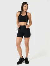 Short deportivo de tiro alto en color negro, confeccionado con tecnología Aloe Vera para mayor suavidad. Cuenta con banda de silicona en el interior para asegurar sujeción y estabilidad durante el movimiento.
