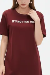 Remera de algodón de manga corta y cuello redondo, con corte holgado y estampado frontal con la frase "NOTHING IS REAL".