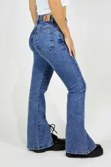 Pantalón de jean semioxford de tiro alto, color azul, con tajo en el frente de los tobillos.