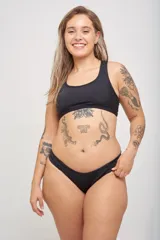 Top de bikini negro con espalda nadadora y breteles anchos.