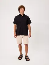 Bermuda color crudo de corte clásico, con bolsillos laterales y traseros, ideal para un look casual de verano.