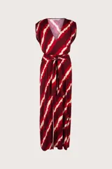 Vestido largo con estampado de rayas rojas, bordó y crema, con escote en V, mangas cortas y lazo en la cintura.