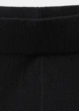 Pantalón de punto negro con diseño recto y holgado, con una franja lateral en tono marrón.