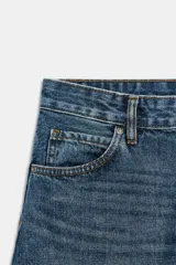 Jeans de tiro medio y corte balloon leg con efecto lavado, bolsillos clásicos y botamanga con vuelta.