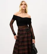 Blusa femenina confeccionada en tul negro, con escote hombro a hombro cruzado, mangas largas transparentes y textura fruncida. Diseño elegante y sofisticado de la marca Blue Steel.