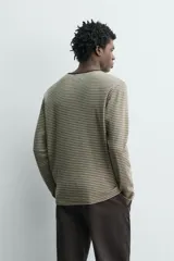Camiseta de manga larga de ajuste relajado en tejido jacquard de algodón, con diseño de rayas horizontales y cuello redondo en contraste.