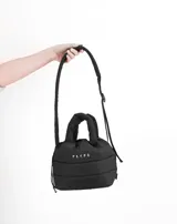 Bandolera azul acolchada con correa ajustable y asa de mano.