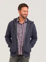 Campera de felpa con cierre frontal, capucha con cordones ajustables y bolsillos laterales. Diseño liso de corte clásico.