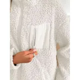 Campera de corderito color blanco, con cierre frontal completo, cuello alto y bolsillo frontal con cierre. Presenta un diseño forrado y cálido, ideal para la temporada de invierno.