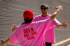 Remerón unisex de algodón color rosa con estampado Kabrisha Club en rojo en la espalda.