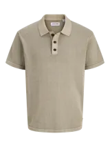 Polo de tejido de punto Jack & Jones modelo Dover, de manga corta y color beige, con cuello clásico y tapeta con tres botones oscuros.