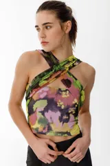 Top de tul estampado con diseño cruzado en el frente y escote tipo bote que deja los hombros al descubierto. Presenta un patrón abstracto en tonos verdes, amarillos, rosados y negros.