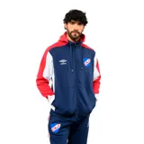 Campera deportiva con capucha y cierre frontal, perteneciente al Club Nacional de Football. Presenta un diseño tricolor en azul marino, rojo y blanco, con el logo de Umbro y el escudo del club bordados en el pecho.