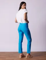 Pantalón negro de gabardina elastizada marca Tahari, corte slim, con pretina con pasadores, cierre y broche interno. Delantera y trasera con bolsillos.