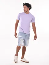 Remera de manga corta, cuello redondo y calce regular, color gris con efecto gastado o lavado.