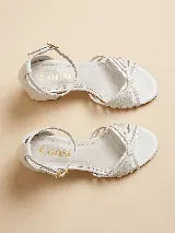 Sandalias de tacón bajo marca Consi, color blanco, con múltiples tiras finas cruzadas en la parte delantera y tira ajustable con hebilla en el tobillo.