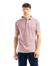 Chomba manga corta color borgoña con cuello clásico y borde azul marino.