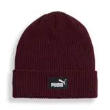 Gorro tipo beanie de punto acanalado en color bordó, con vuelta en el borde y parche rectangular negro con el logo de Puma en blanco en la parte frontal.