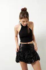 Minifalda negra de cuero sintético con cintura alta y corte globo.