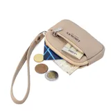 Monedero de mano con diseño rectangular y textura granulada, marca Lincoln's. Cuenta con cierre perimetral, bolsillo frontal con cierre y correa de muñeca integrada.