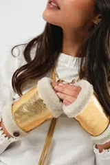 Guantes mitones dorados de cuero con interior de lana natural color crema.