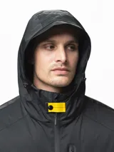 Campera 3 en 1 de diseño funcional, compuesta por una capa exterior semi impermeable con capucha ajustable y puños con velcro, y una capa interior capitoneada y abrigada. Ambas piezas pueden utilizarse juntas o por separado. Cuenta con cierre frontal, bolsillos laterales y un bolsillo en el pecho, todos con cierre.