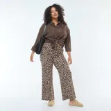 Camisa marrón de manga larga con bordados calados y cierre con botones.