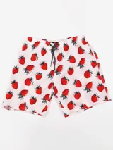 Short de baño con estampado de frutillas rojas sobre fondo blanco, con cintura elástica y cordón ajustable negro.