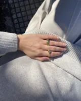 Anillo abierto de diseño minimalista y orgánico, realizado en metal macizo con extremos redondeados de diferentes tamaños.