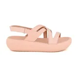 Sandalias con plataforma color rosa pálido, con tiras cruzadas y ajuste con hebilla.