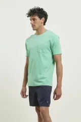 Remera gris con bolsillo ojal en el pecho, de manga corta y cuello redondo.