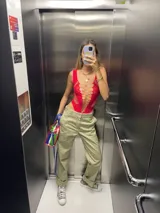 Body rojo con escote profundo y cordones cruzados en el frente.