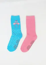 Pack de dos pares de medias de media caña, una rosa lisa y otra celeste con lunares blancos y diseño de flamencos.