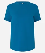 Remera básica de cuello redondo y manga corta con detalle de dobladillo en las mangas. Confeccionada en tejido de algodón suave, presenta un corte regular anatómico.