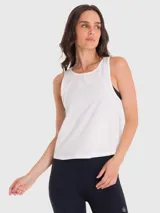 Musculosa deportiva de entrenamiento color blanco, con cuello redondo y diseño de espalda con paneles de malla para mayor ventilación.