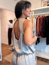 Mono largo de satén color beige, con diseño sin mangas, cuello redondo con detalle de brillo y corte holgado con caída fluida.