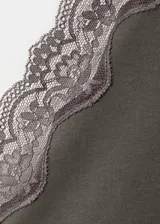 Top de algodón color verde militar con diseño entallado, cuello halter y detalles de encaje en los hombros.