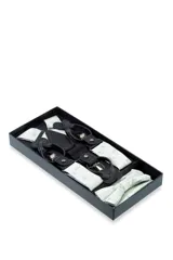 Set de tirantes con moño y pañuelo de bolsillo, color azul con estampado floral en tonos grises. Los tirantes son ajustables y tienen apliques para abrochar a botones o pinzas metálicas para sujetarlos al pantalón.