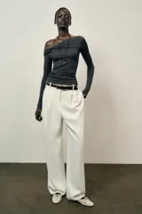 Top de manga larga confeccionado en tejido de algodón, con diseño de escote asimétrico y corte ajustado al cuerpo.