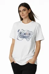 Remera blanca de algodón con cuello redondo y manga corta, presenta un estampado central de un cassette con auriculares y la frase 'everything I couldn't tell you'.