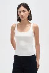 Musculosa de poliamida al cuerpo con cuello cuadrado y diseño sin mangas.