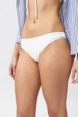 Parte inferior de bikini colaless liso color blanco.