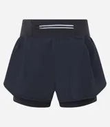 Bermuda deportiva tipo runner, color verde menta, confeccionada en microfibra con cintura elástica. Tiene un corte holgado y bajo redondeado.