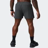 Short deportivo gris oscuro de Fabletics, modelo The One, con cintura elástica con cordón ajustable, bolsillos con cierre y diseño aerodinámico de secado rápido.