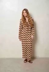 Vestido largo de lurex con diseño de patrón en zigzag en tonos tostado y marrón, escote en V con cordones para atar y mangas largas.