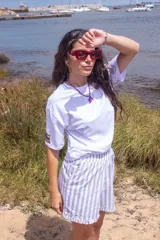 Short de algodón con diseño de rayas verticales en tonos blanco y gris, con cintura elástica y detalle de volado en el ruedo.