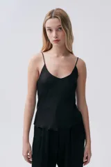 Top negro de viscosa con escote en V y breteles finos.