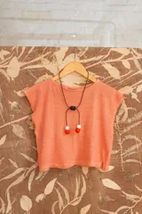 Crop top color salmón, realizado en tejido red de bambú, teñido artesanalmente.