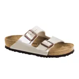 Sandalia Birkenstock modelo Arizona con dos correas ajustables con hebillas metálicas. Presenta una plantilla anatómica de corcho y látex, con acabado en color blanco perlado.
