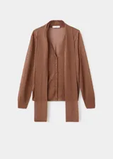 Cardigan de punto fino color marrón, con cuello en pico, cierre frontal con botones y detalle de fular integrado en el cuello. De diseño recto y manga larga.